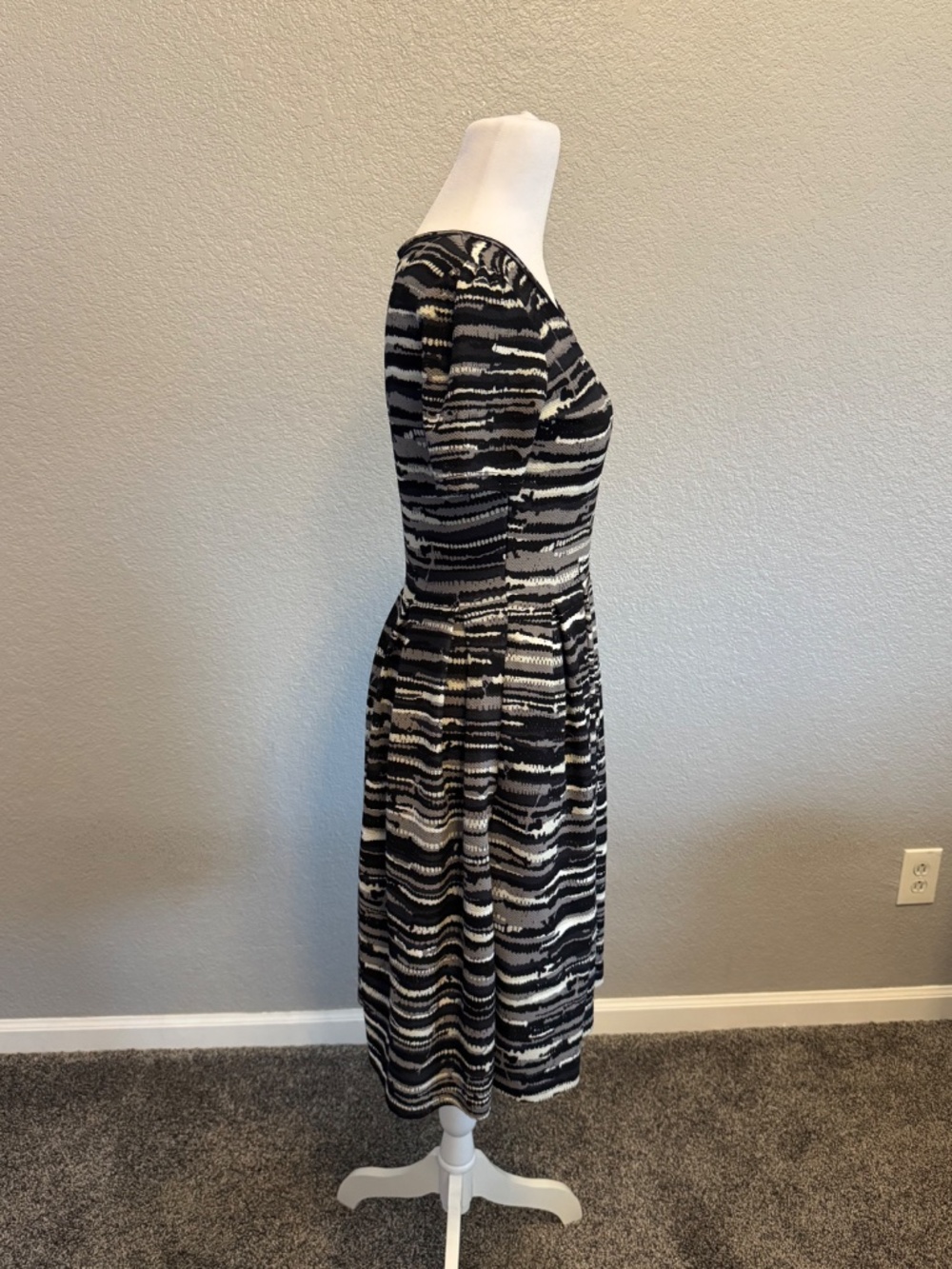 LulaRoe "Amelia" Dress with Pockets - size Small New with Tags - Picture 6 of 10